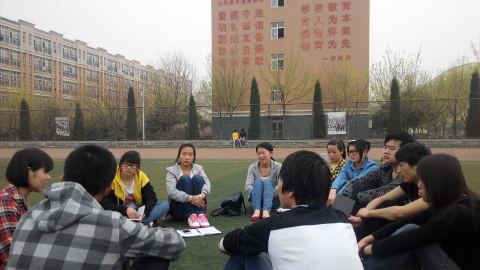 宣传部田径场开会情况