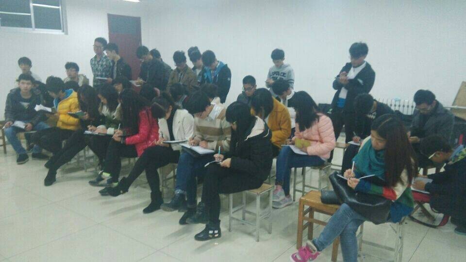 纪检部干事认真记录