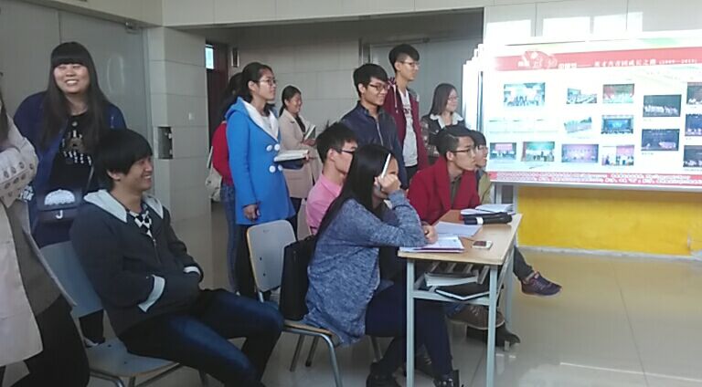 认真观看海选节目