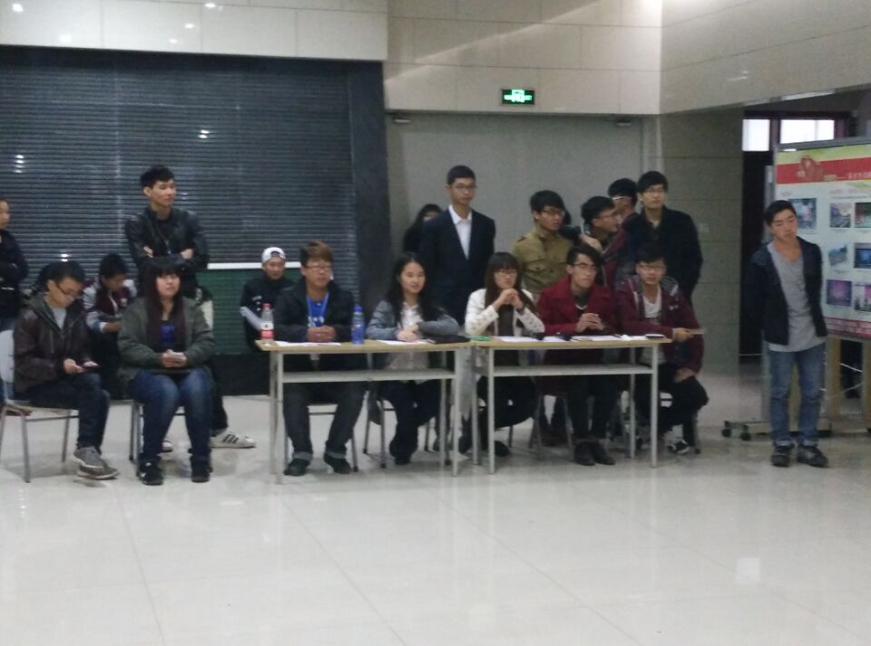 评委们认真审核节目