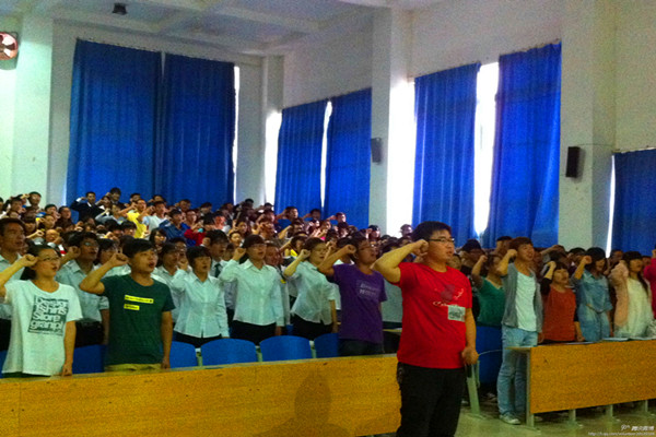 宣读志愿者誓词