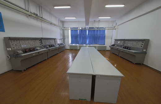 电气专业实验室.jpg