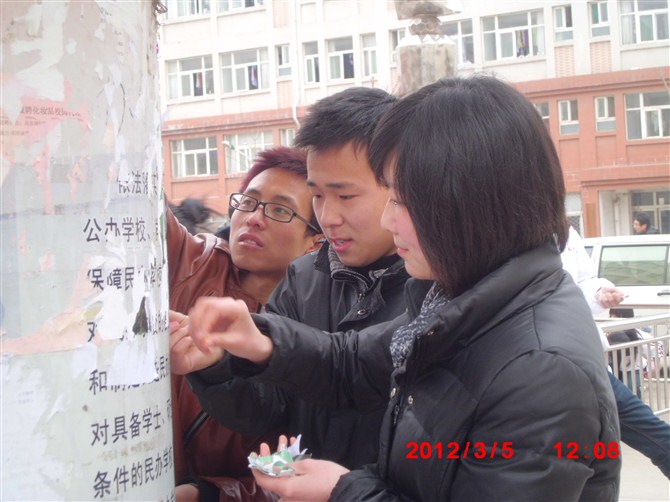 团委王坤丽老师清除墙上小广告