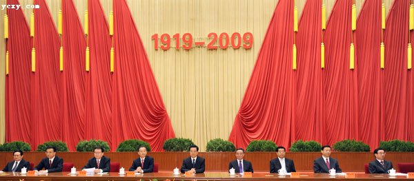 5月4日,纪念五四运动90周年大会在北京人民大会堂举行。胡锦涛、吴邦国、温家宝、贾庆林、李长春、习近平、李克强、贺国强、周永康等党和国家领导人出席大会。
